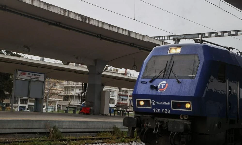 Ακινητοποιήθηκε τρένο στον Άγιο Στέφανο - Προσέκρουσε σε δένδρο